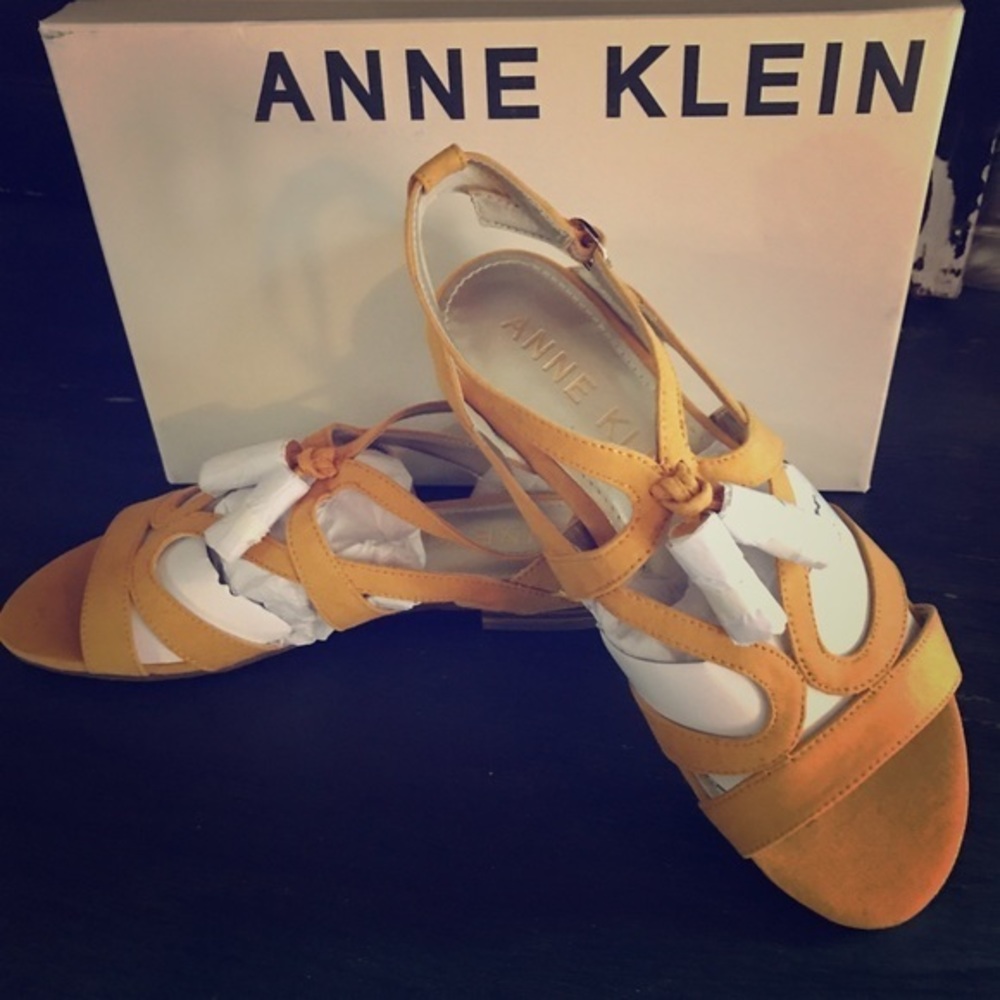 NWB Anna Klein Mustard Yellow Tassel Sandals 6